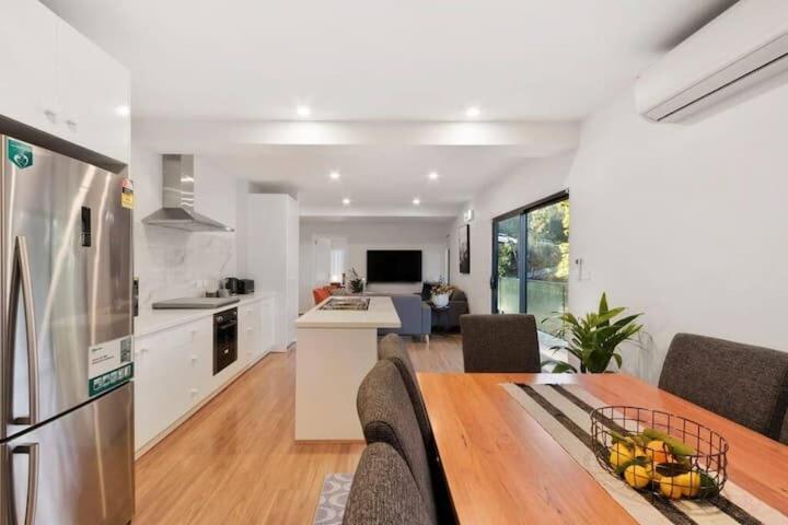 Treetops-large 9km To Cbd Sleeps 10 Holiday home *