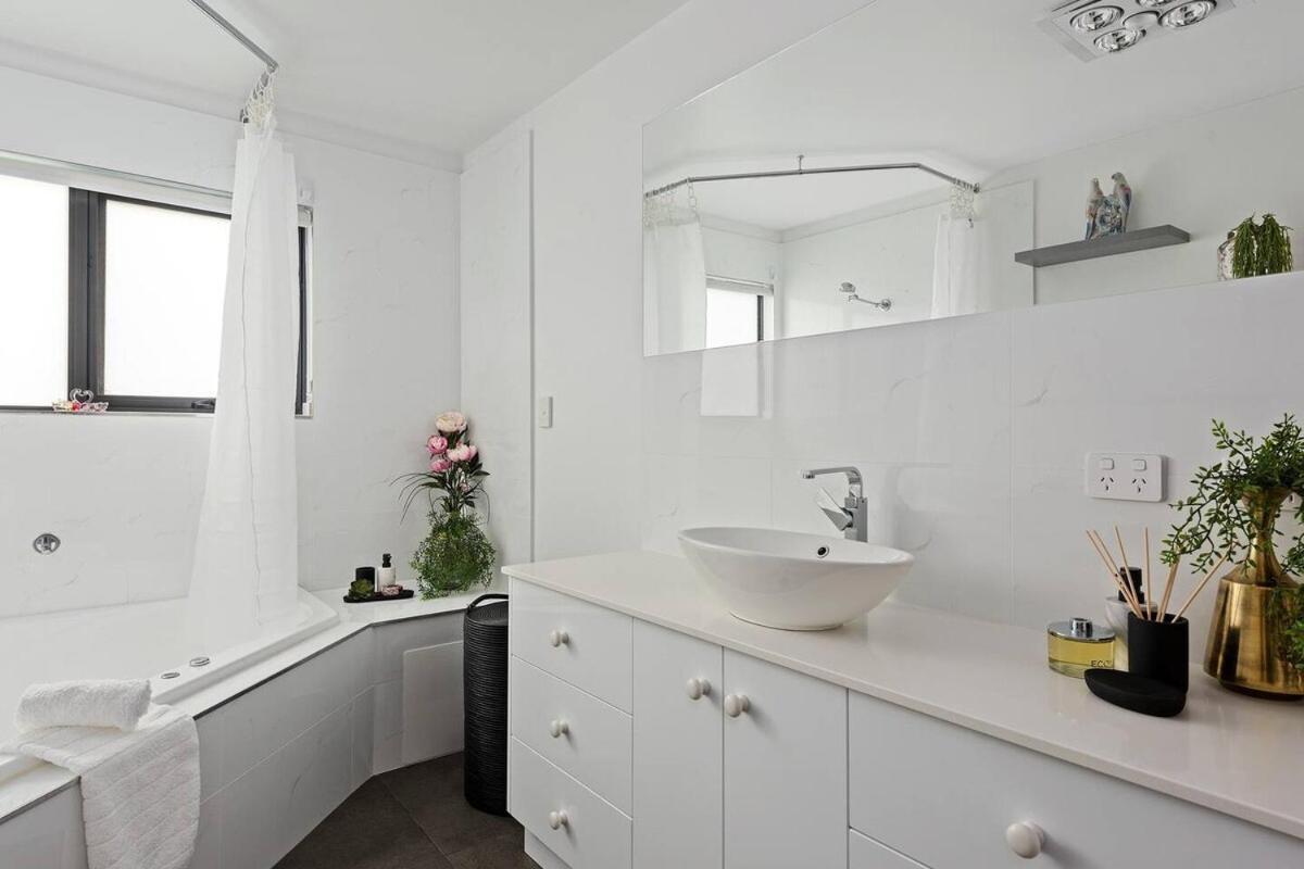 Holiday home Treetops-large 9km To Cbd Sleeps 10 *